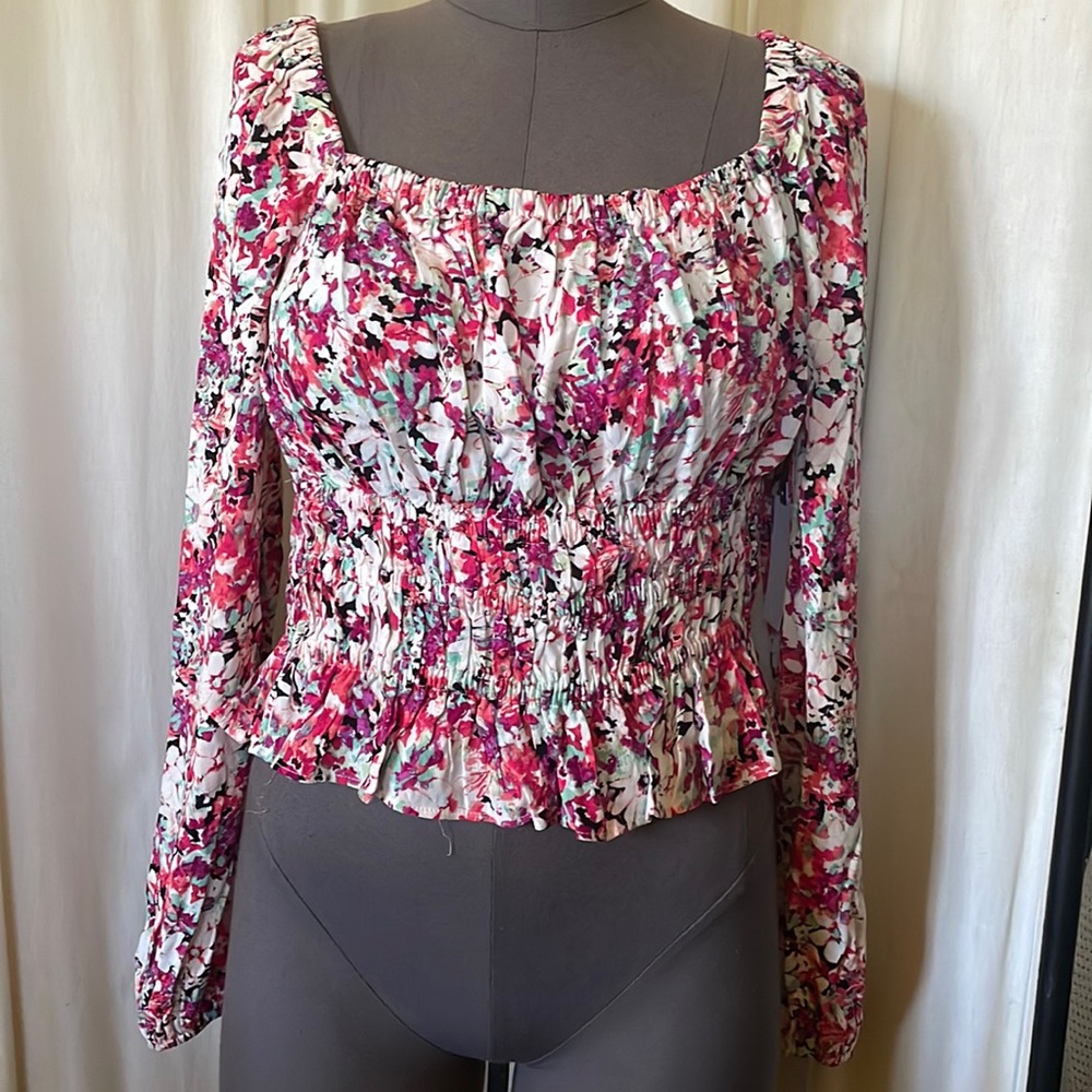 NEW ASTR long sleeve pretty top size Medium